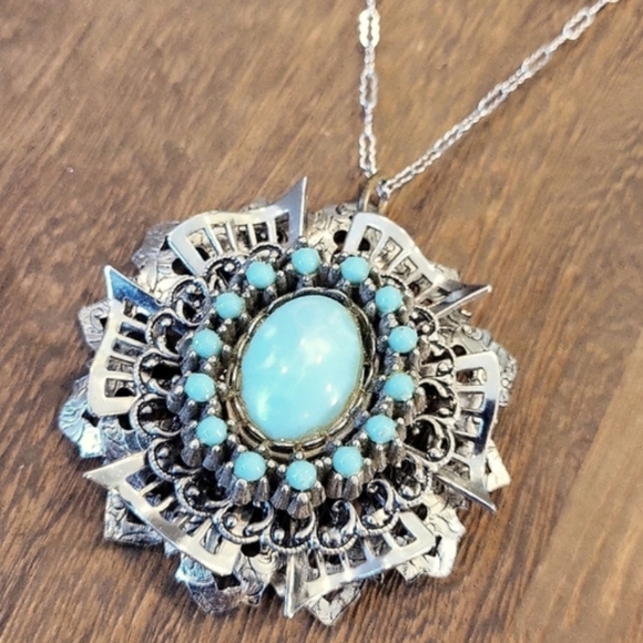 Unbranded Jewelry - Vtg Turquoise Stone Silver Tone Intricately Detailed  Medallion Necklace
